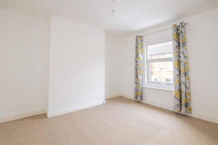 3 bed House - Mid Terrace To Let - Photo 2