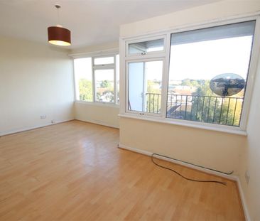 3 bedroom Flat to let - Photo 2