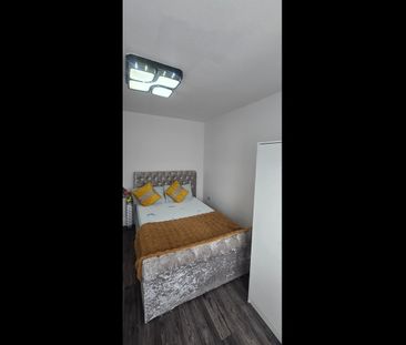 Room in a Shared House, Westrow Drive, IG11 - Photo 3