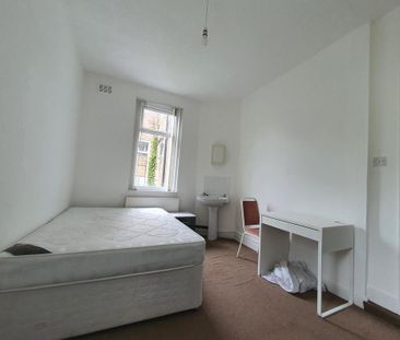 5 bedroom semi-detached house to rent - Photo 4