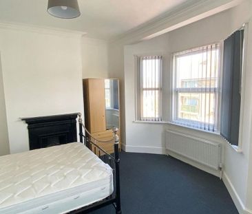 3 bedroom end of terrace house to rent - Photo 2