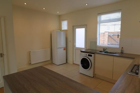 2 bedroom terraced house to rent - Photo 4