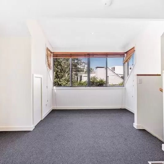 House with 4 bedrooms, 2 bathrooms & parking for 2 cars - Photo 1