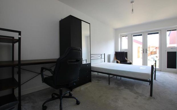 A four bed student house offered to the market fully furnished and available August 2026. Bills not included. - Photo 1