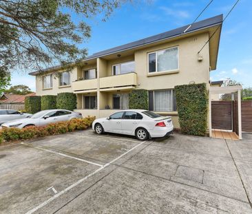 Ground Floor Two-Bedroom Apartment with Spacious Courtyard – Prime ... - Photo 3