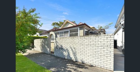 Beautifully Renovated Apartment in a Quiet Complex - Photo 4