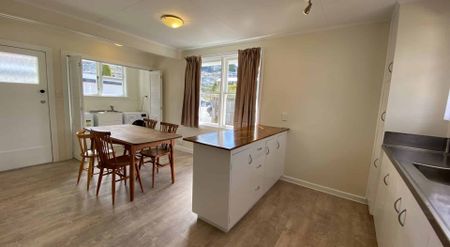 Central living with stunning views - Photo 5