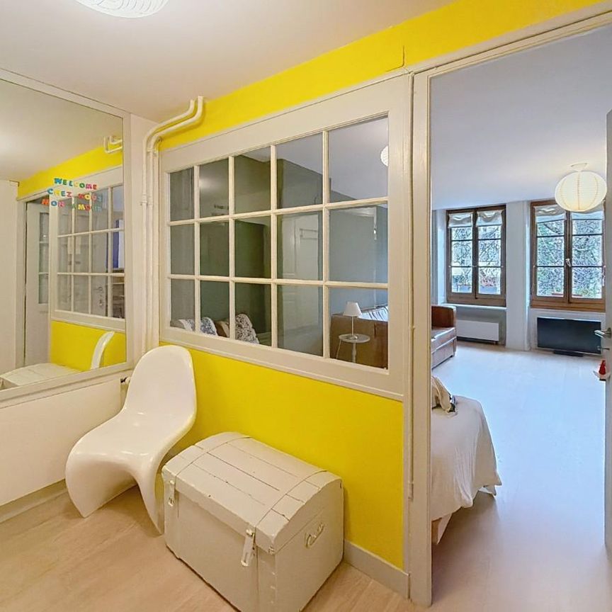 Studio meublé, donnant sur la place du bourg de four en vieille ville. - Foto 1