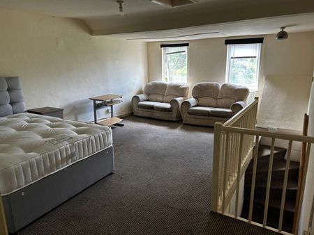 Large Top Floor Room Available in Shared House - Derby City Centre Room 4 - Photo 5