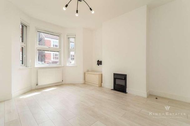 Cantelupe Road, East Grinstead, RH19 - Photo 1