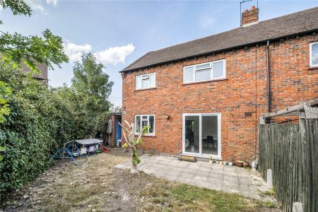 Rutherwyk Road, Chertsey - 3 bedrooms Property for lettings - Seymours - Photo 2