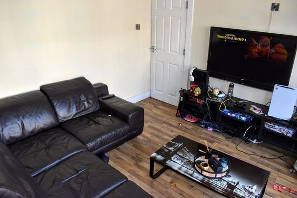 6 bedroom semi-detached house to rent - Photo 1