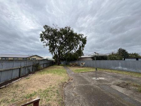Three bedroom family home - Photo 4