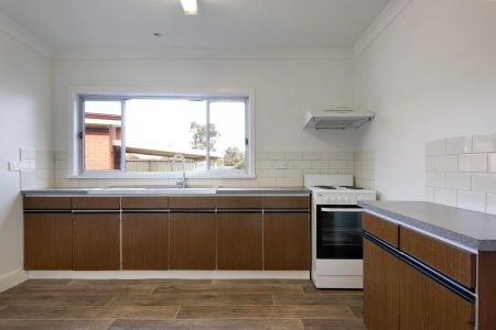 Recently updates & perfectly located in a quiet central street. - Photo 3