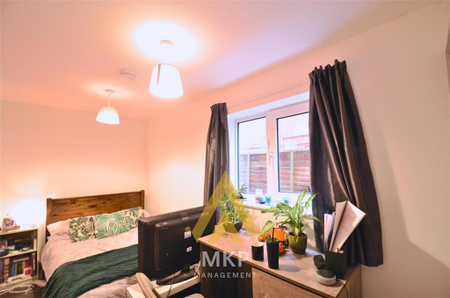 5 bedroom terraced house to rent - Photo 4
