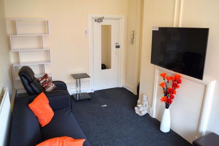 1 bedroom in a house share to rent - Photo 2