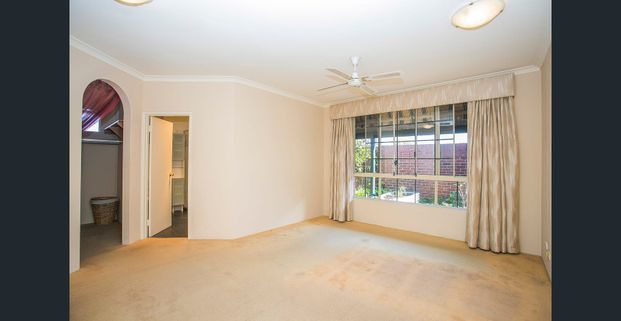 THE PERFECT SPOT FOR THIS BEAUTIFUL CLASSIC FAMILY HOME. COOL, COSY, AND STYLISH - NO BEIGE BOX HERE ! - Photo 1