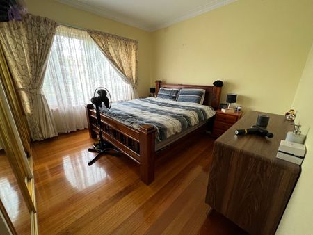 22 Riviera Road, Avondale Heights VIC 3034 - Photo 2