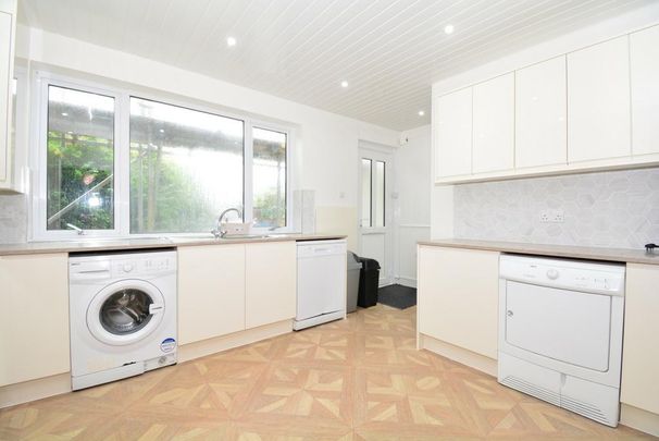 6 bedroom detached house to rent - Photo 1