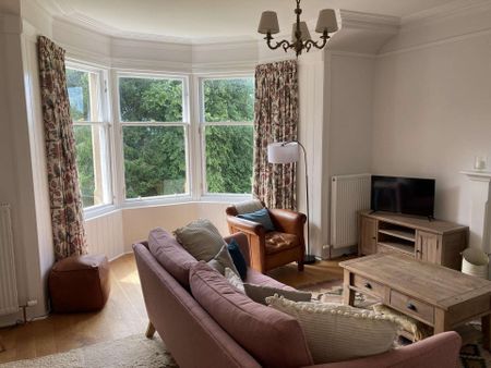 A beautifully presented upper flat in a converted traditional villa in the ever popular Perthshire town of Crieff. Ivy Knoll boasts impressive views across the - Photo 4