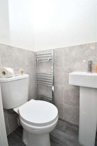 1 bed house share to rent in Coal Clough Lane, Burnley, BB11 - Photo 4