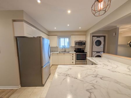 All Inclusive 3 Bedroom Main Unit in Niagara Falls! - Photo 3