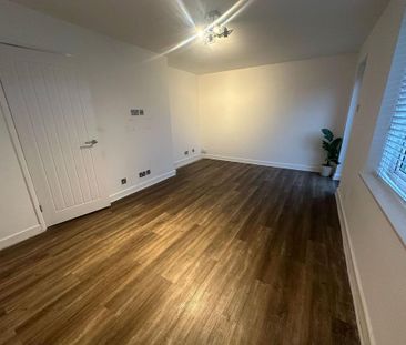 3 bedroom end of terrace house to rent - Photo 2