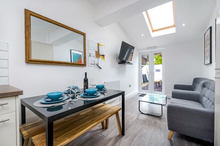 Large, Modern En-Suite Loft Room - Photo 5