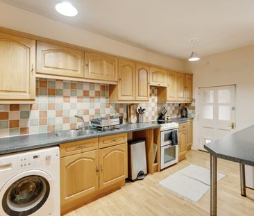 1 Bed Flat - Photo 2