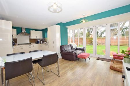 5 bedroom detached house to rent - Photo 2