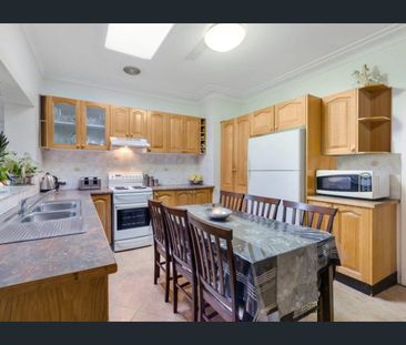 IMMACULATE HOME CLOSE TO SHOPS & SCHOOL - Photo 4