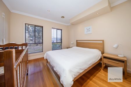 Stunning Family Home in Cairnlea - Furnished Home - Photo 3