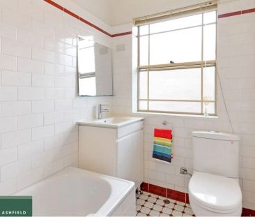 Bright & Spacious Top-Floor Apartment in Charming Boutique Block - Photo 6