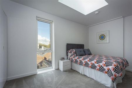 1 bedroom in a flat share to rent - Photo 2