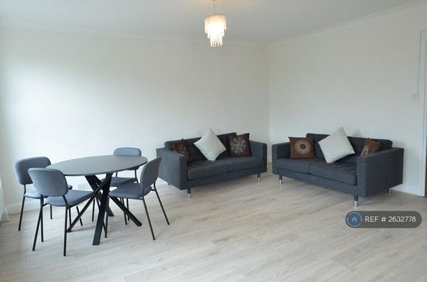 3 bedroom flat to rent - Photo 1