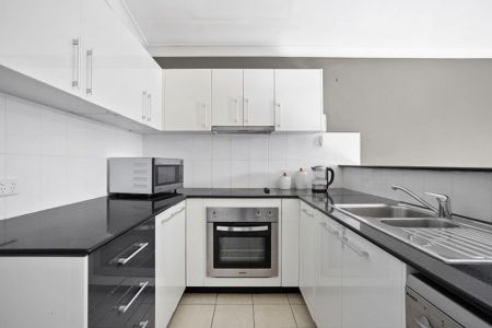 Spacious Townhome with 2 Car Garage - Photo 2
