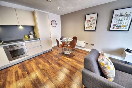 Available Mid-August | Fully Furnished | Two Bedroom | Two Bathroom | 24 Hour Concierge & On-site Gym - Photo 3