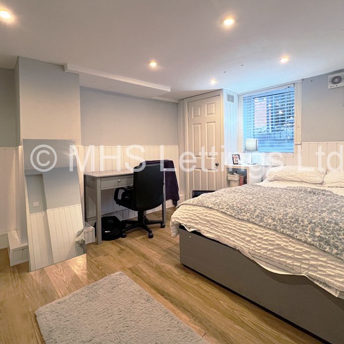 5 Bedroom Mid Terraced House for rent in Ash Road - Photo 1