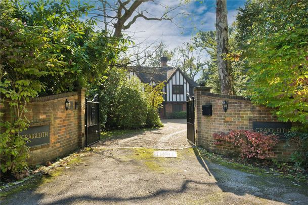 A five bedroom family home set within the prestigious Wentworth Estate. - Photo 1