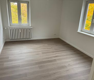 Hell 3-Zimmer-Wohnung mit Bodenbelag im Stadtzentrum // 2.OG links - Photo 1