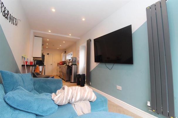 5 bedroom private hall to rent - Photo 1