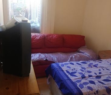 Room in a Shared House, Selby Road, E13 - Photo 1
