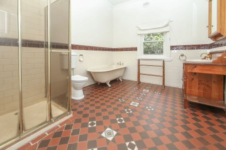 Three bedroom family home - Photo 2