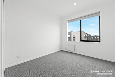12 Strong View, Fraser Rise VIC 3336 - Townhouse For Rent | Domain - Photo 2