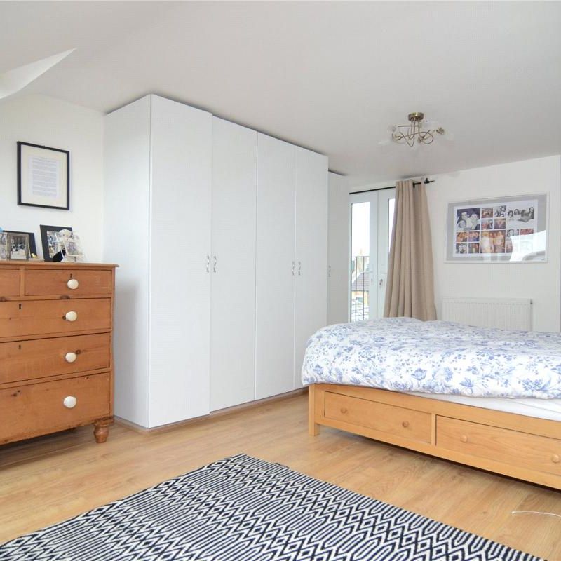 4 bedroom house in London - Photo 1