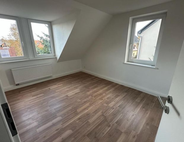 Dachgeschoss, 3 Zimmer, Südbalkon, Blick ins Grüne, frisch kernsaniert - Photo 1