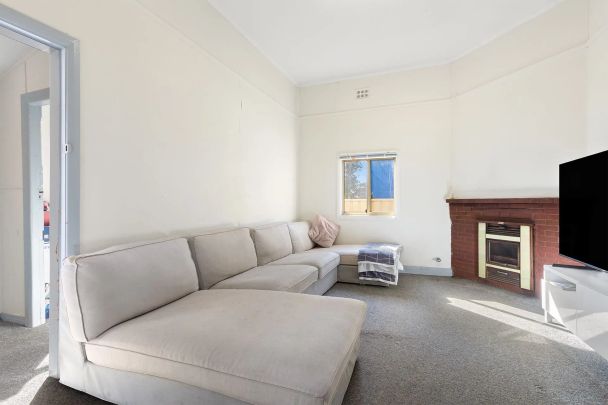 Cosy Cottage, Large Block, 200m from Swansea Channel - Photo 1
