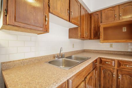 The Sovereign - Choose your rent level - Call for Details - Heat, water & parking included - Photo 3