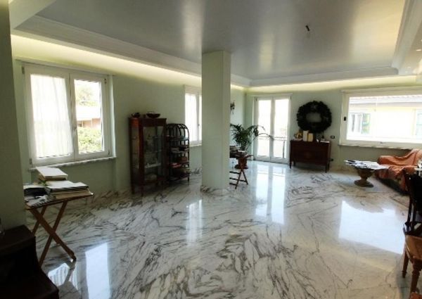 Aventino-S.Saba: Brand new 3 Bedroom, 3 bath, spacious triple living-dining room, modern kitchen, large balconies. Air conditioning, alarm, lots of natural light, located on quiet tree lined street walking distance to all services, metro, FAO. Ref 2057