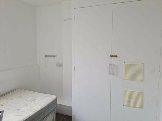 Spacious 3 Bed STUDENT property in Lansdowne - Photo 1